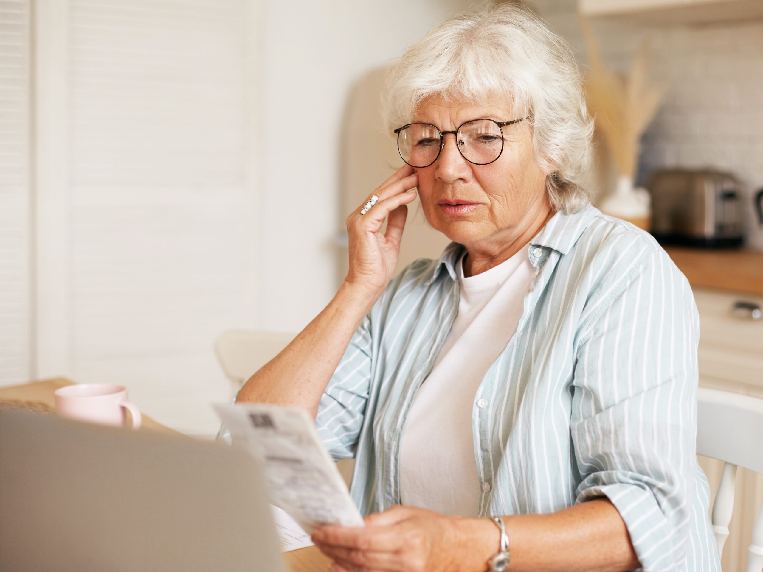 Рабочая пенсионерка. Пенсионерка в очках. Бабушка с телефоном. Пенсионерка фото. Пенсионерка у стола.
